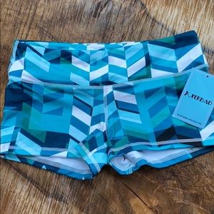 NWT size M Fleo shorts